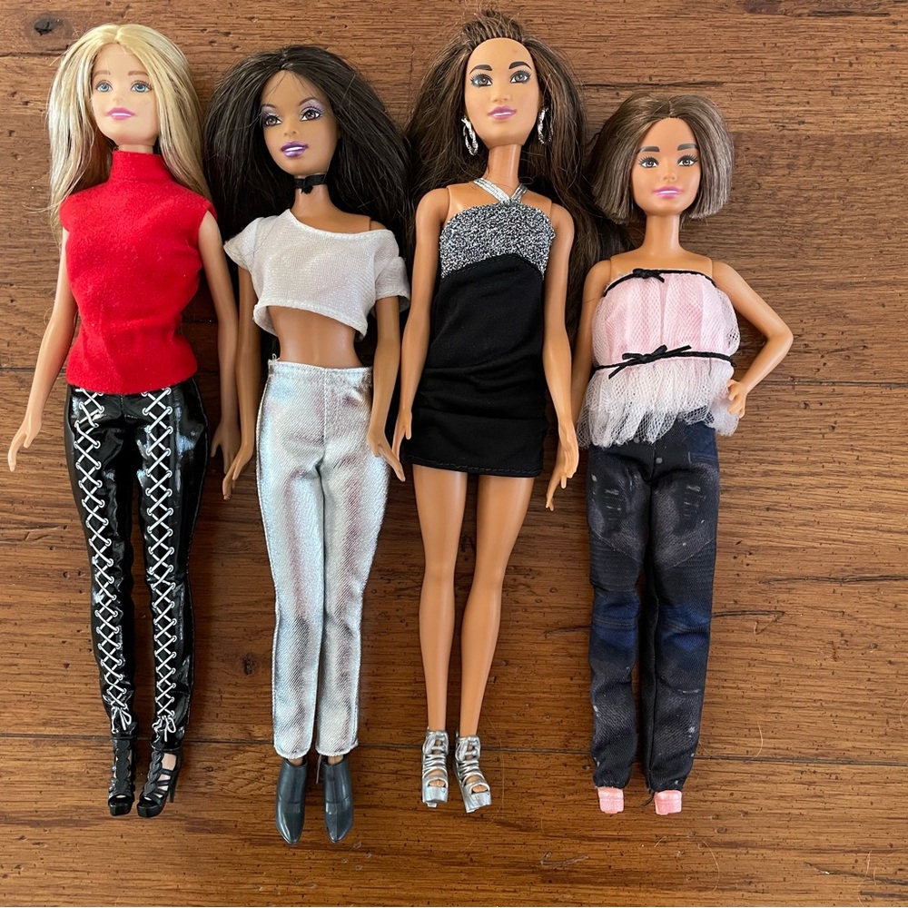 Stylish Barbie Dolls 'Going Out Tonight' Four Pack - Picture 12 of 12